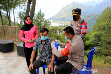 Minggu, 1,41 juta vaksin COVID-19 di Indonesia telah disuntikkan