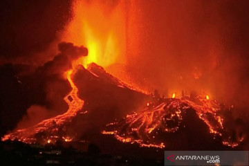 Gunung berapi di Cumbre Vieja Spanyol erupsi