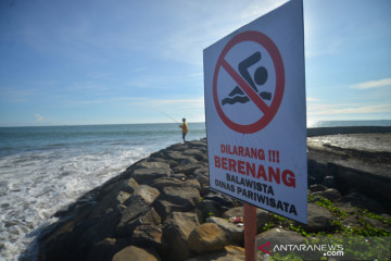 Larangan berenang di Pantai Padang