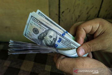 Dolar menguat, yuan jatuh di tengah kekhawatiran pengembang Evergrande