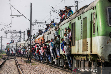 Meski sedang pandemi COVID-19, warga tetap berdesakan naik kereta di India