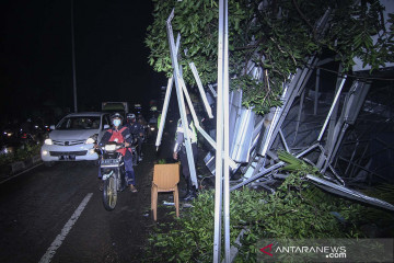 Dampak hujan disertai angin kencang di Depok