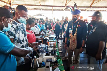 Menteri Sandiaga Uno kunjungi Kampung Yoboi yang masuk daftar ADWI