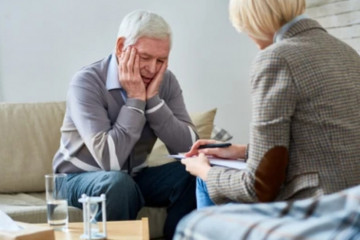 Mencegah lansia depresi karena kesepian dengan komunikasi