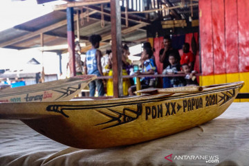 Replika perahu jadi cenderamata PON Papua
