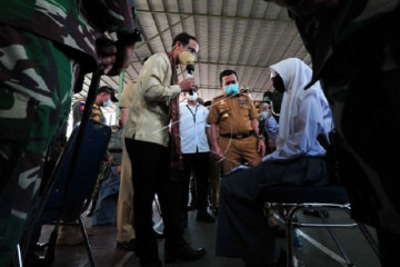 Menteri Nadiem tinjau vaksinasi Covid-19 di Jambi