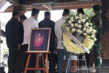 Mertua SBY dikebumikan di samping makam suaminya Sarwo Edhie Wibowo