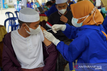 Ribuan santri di Kabupaten HSS Kalsel antusias ikuti vaksinasi