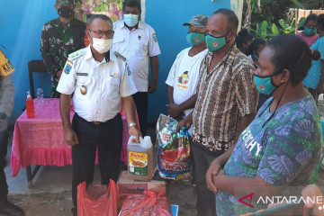 Warga korban banjir di Teluk Wondama-Papua Barat diberikan bantuan