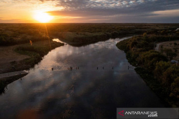 Migran yang mencari perlindungan di AS lintasi sungai Rio Grande