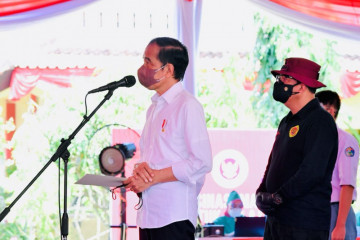 Presiden tinjau kegiatan vaksinasi pelajar di Cilacap