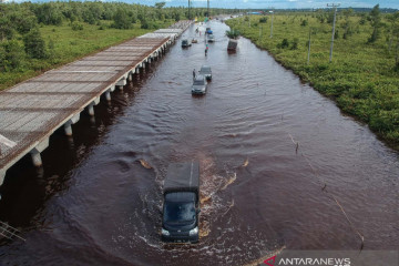 Jalan Trans Kalimantan Bukit Rawi terendam banjir