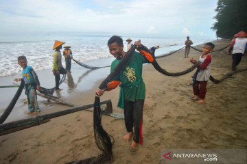 Anak-anak mengisi waktu luang dengan ikut Maelo Pukek