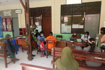 Satgas TNI beri layanan vaksinasi warga di perbatasan RI-PNG