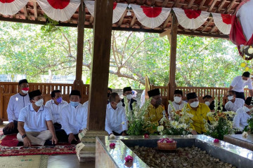 Airlangga Hartarto berziarah ke makam Mbah Lim di Klaten