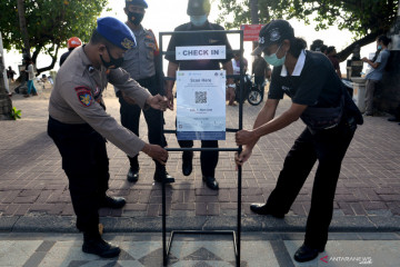 Penerapan aplikasi PeduliLindungi di Pantai Kuta