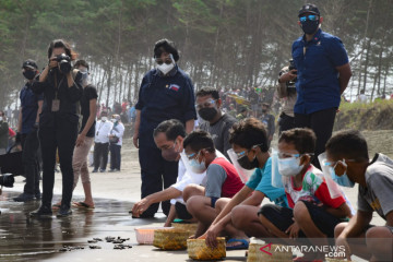 Spirit konservasi pelepasliaran tukik dari Pantai Kemiren