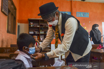 Badut sosialisasi prokes di sekolah