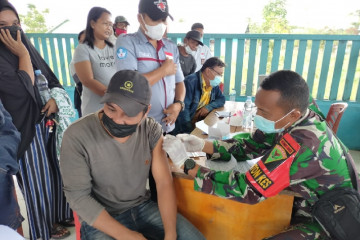 Satgas TNI layani vaksinasi warga di perbatasan RI-PNG