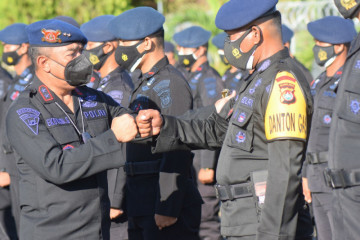 Polda Sulbar memberangkatkan 100 personel Brimob bantu pengamanan PON