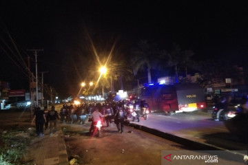 Polisi pukul mundur demonstran peringatan tewasnya Randi-Yusuf