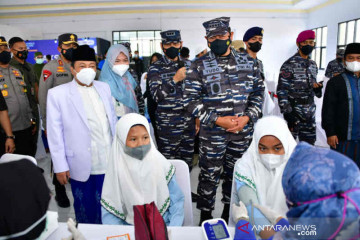 TNI AL gelar vaksinasi di dua pesantren di Cirebon