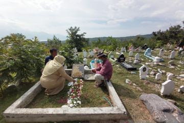 Ratusan warga panjatkan doa di kuburan massal korban bencana 2018 Palu