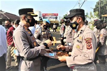 Kapolres Sukabumi Kota beri penghargaan kepada Aipda Anwarudin