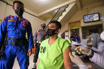 Vaksinasi COVID-19 tahanan polisi