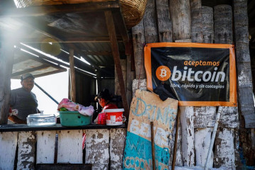 Penggunaan bitcoin di El Salvador tersandung "gagap teknologi"