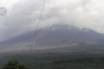 Gunung Semeru luncurkan 6 kali lava pijar