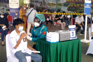 Mendikbudristek tinjau vaksinasi pelajar dan guru di Jambi
