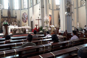 Jemaat antusias kembali ibadah langsung di Gereja Katedral