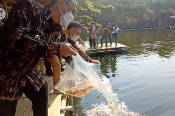 Melepas ribuan bibit ikan di Situ Batu Benteng, bekas galian C