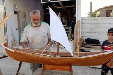 Pembuat perahu di Basra membuat model miniatur