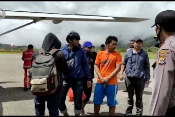 Satgas Nemangkawi evakuasi 17 warga Kiwirok ke Oksibil