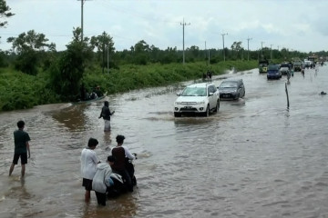 Jalan Trans Kalimantan poros tengah terendam banjir