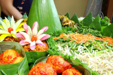 Menilik langsung pembuatan tumpeng