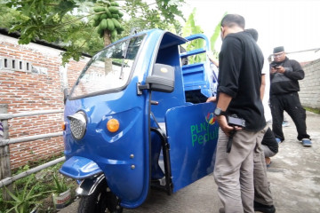 PLN beri Lombok Barat kendaraan listrik pengangkut sampah