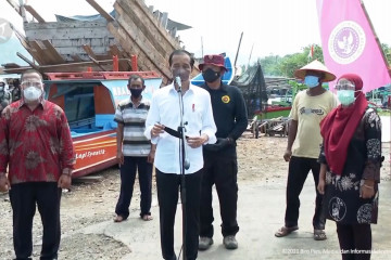 Presiden meninjau vaksinasi COVID-19 di Kampung Nelayan Cilacap