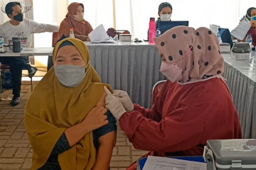 Ratusan pedagang Pasar Kranggot Cilegon jalani vaksinasi