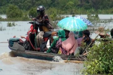 Tergenang banjir, Trans Kalimantan dipadati antrean kendaraan