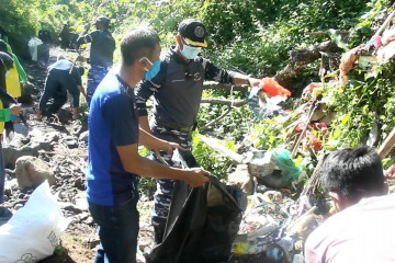 Lanal Ternate berkolaborasi bersihkan sampah Kali Tugu Rara