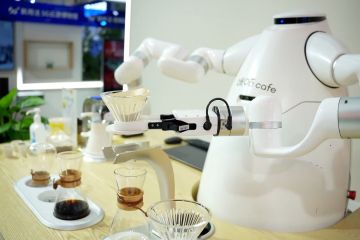 Robot pembuat kopi unjuk kebolehan di ajang CIFTIS 2021
