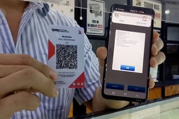 Pedagang PD Pasar Kota Tangerang bayar retribusi dengan QRIS