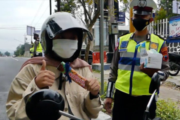 Tertib lalu lintas, pengendara di Temanggung diberi hadiah cokelat