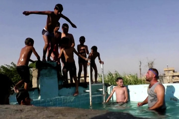Penduduk Mosul tawarkan pelajaran berenang di kolam darurat