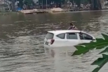 Basarnas Kendari evakuasi penumpang mobil yang hanyut di sungai