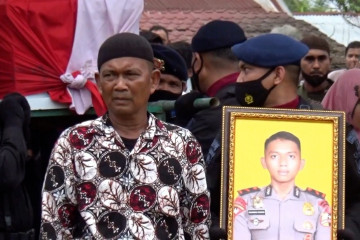 Jenazah Bharada Muhammad Kurniadi tiba di rumah duka