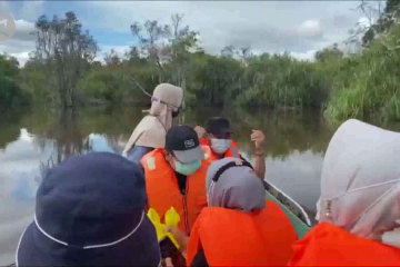 Banjir, BPBD Palangka Raya gunakan perahu periksa kesehatan